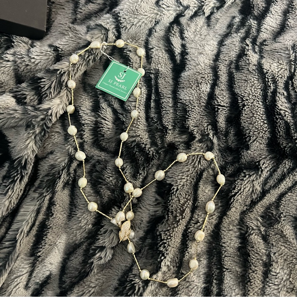 SJ pearl Elegant Pearl Necklace with Gold Accents
